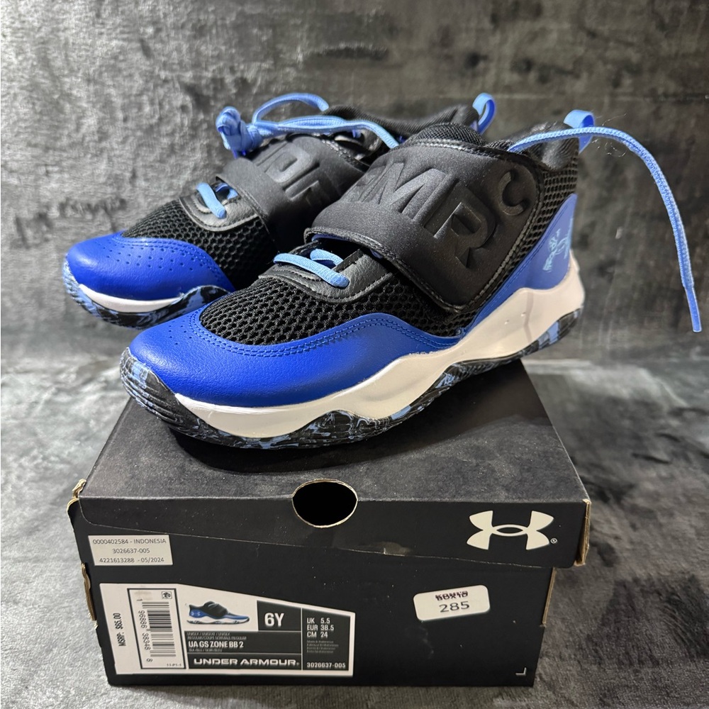 Under Armour Youth size 6 Gym Shoes